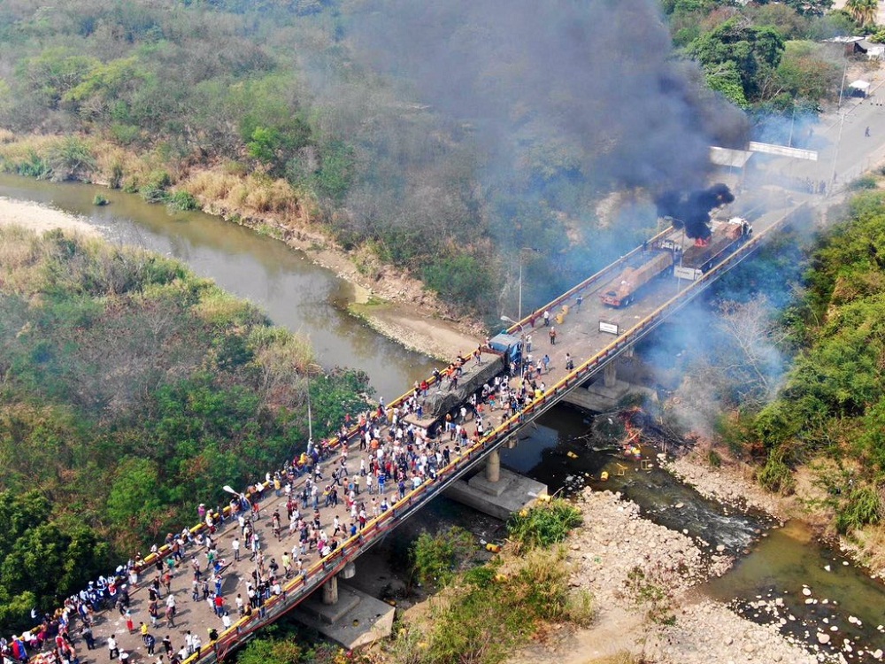camiones ayuda humanitaria incendiados venezuela