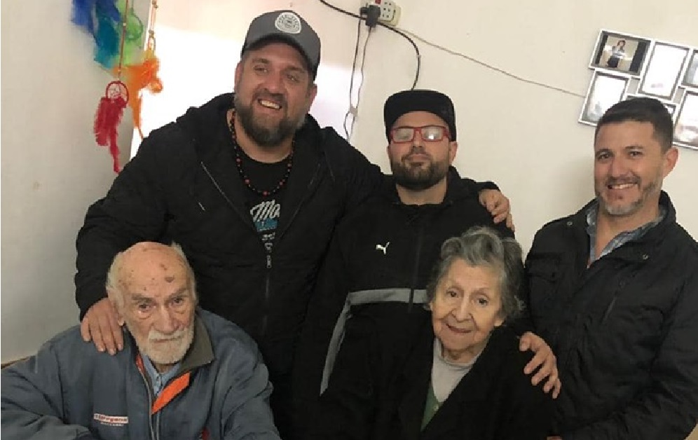Un tatuaje por una sonrisa con abuelos rosarinos