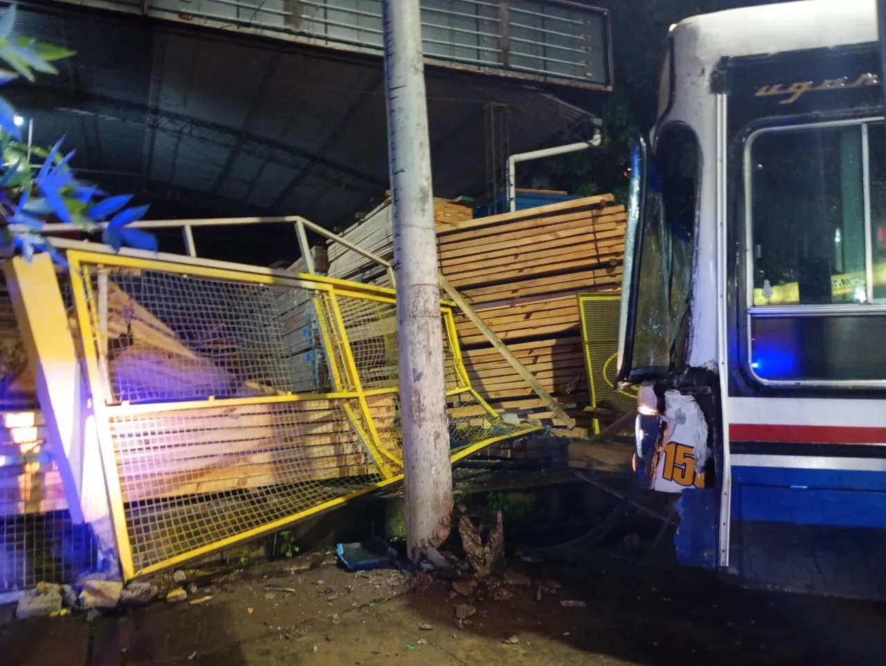 Colectivo incrustado en un maderera by POLICÍA