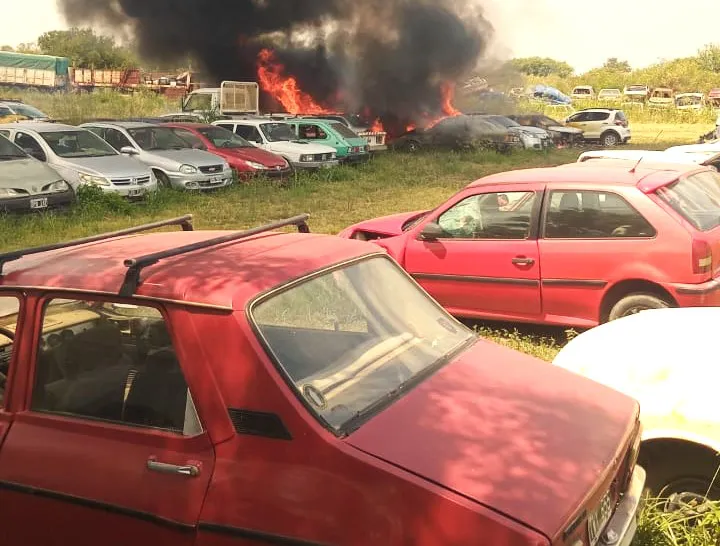 Incendio de vehículos en depósito de Jesús María (Policía de Córdoba) 2