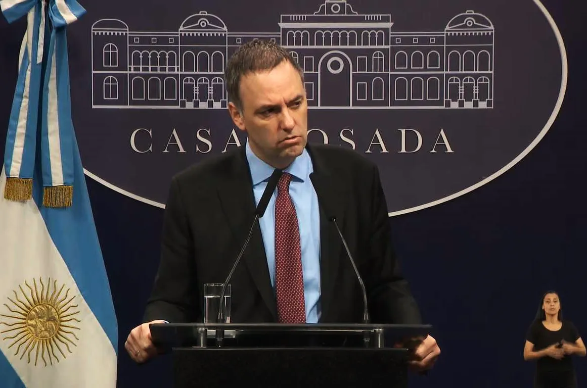 Manuel Adorni en conferencia de prensa (captura)