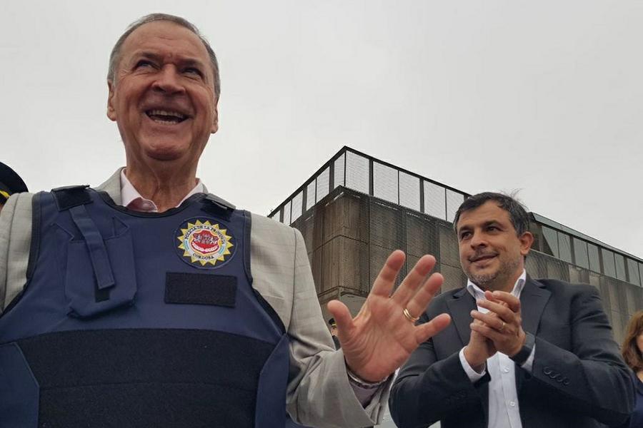 Schiaretti chalecos antibalas policía by Prensa Gobierno de Córdoba