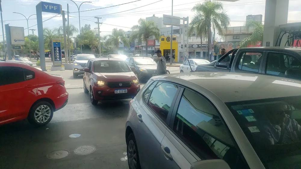 COLA DE AUTOS EN ESTACIONES DE SERVICIOS