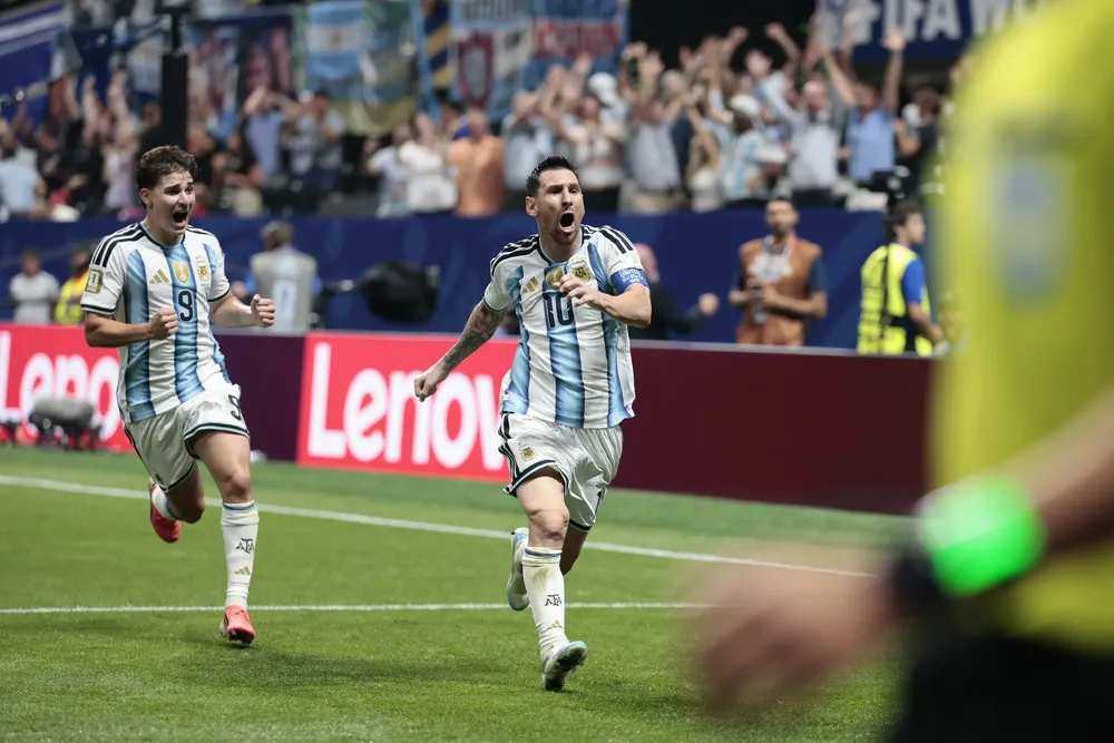 Julián Álvarez y Lionel Messi (X de Selección Argentina)