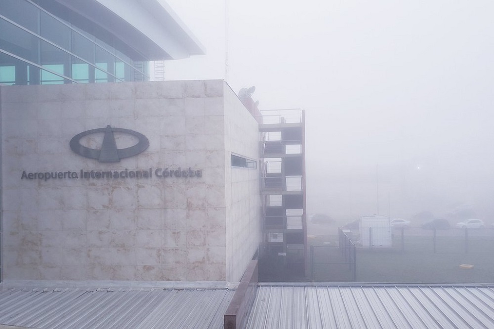 Aeropuerto Taravella córdoba niebla by Leo Guevara