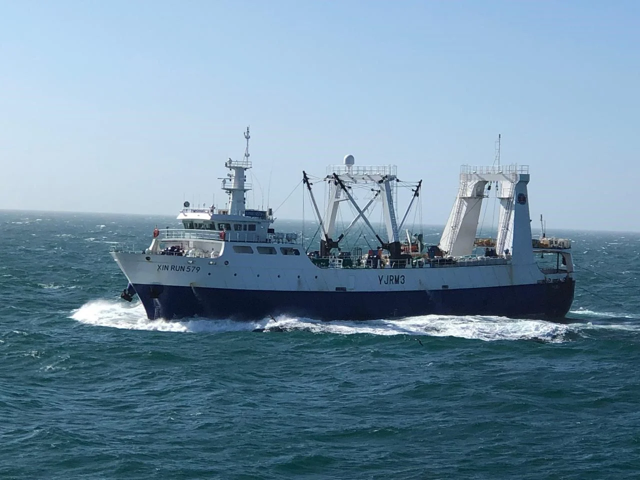 Denuncian que la pesca ilegal extrae hasta tres millones de toneladas en aguas argentinas thumbnail