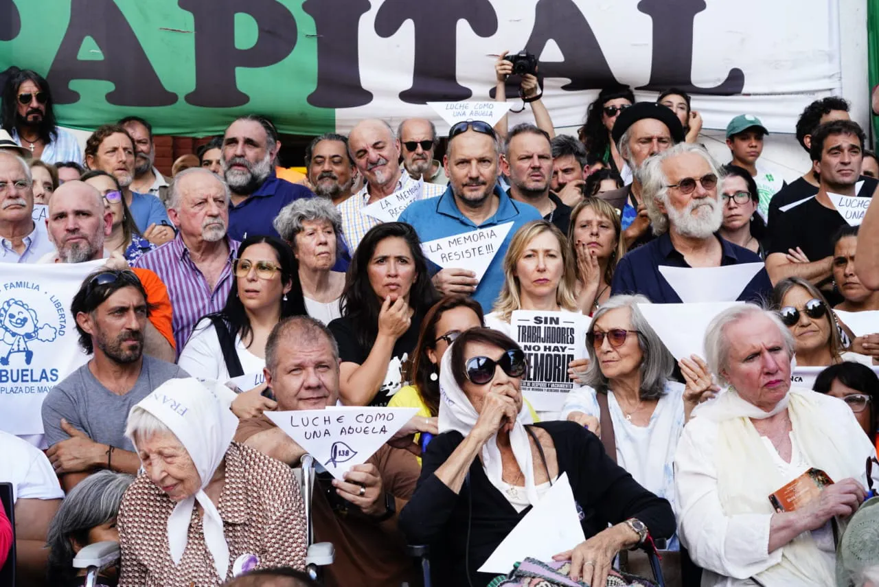 abrazo a la ESMA abuelas de plaza de mayo