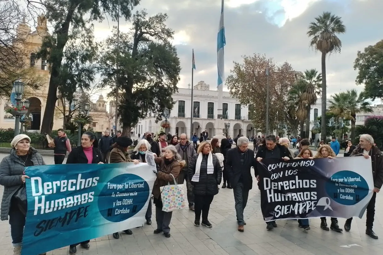 Firma compromiso por Derechos Humanos