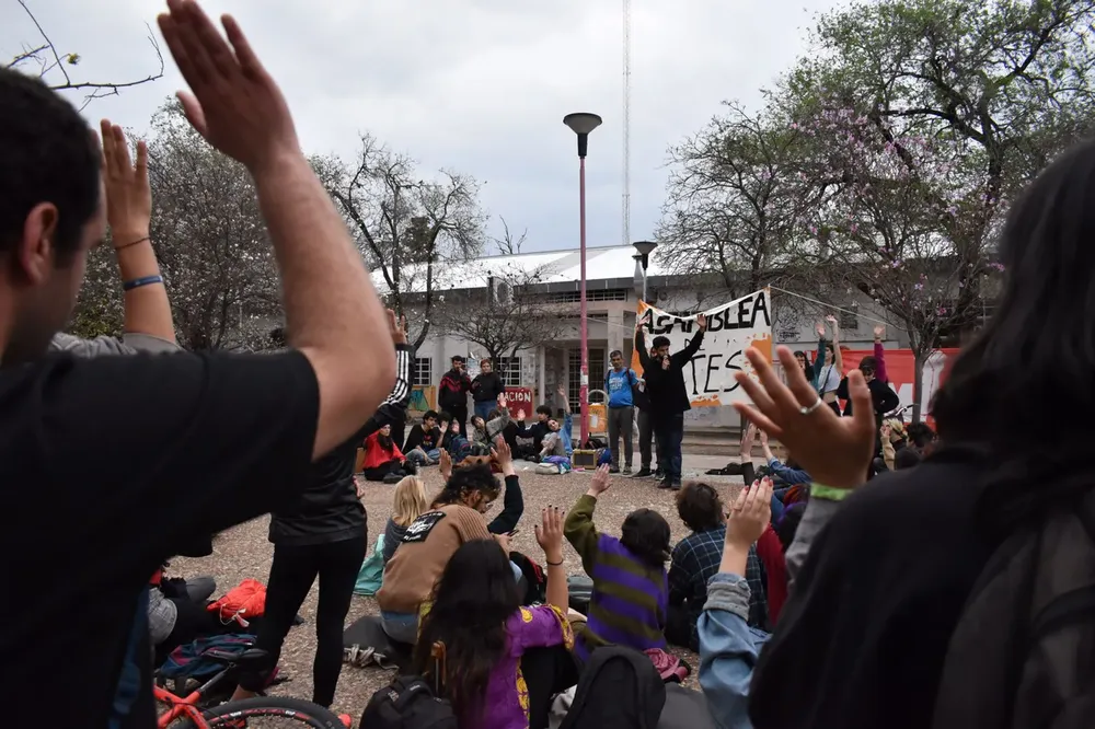 Votación en la asamblea de Artes