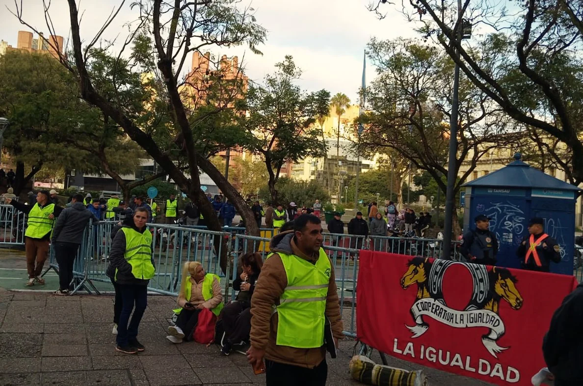 Acampe Cooperativa La Igualdad en la Municipalidad (Cooperativa La Igualdad)