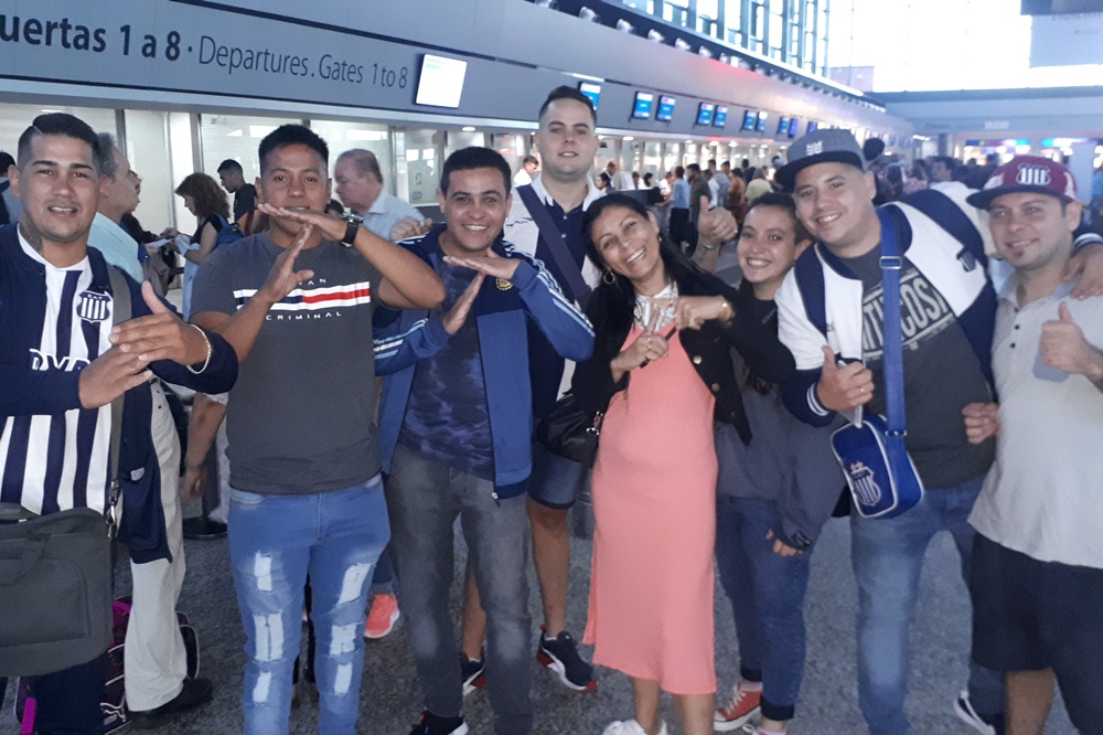 hinchas de talleres en aeropuerto (3)