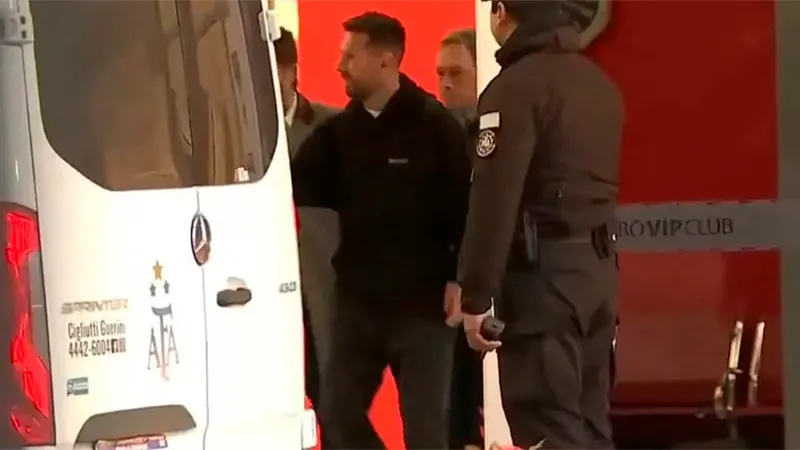 Messi llega a Argentina by gentileza