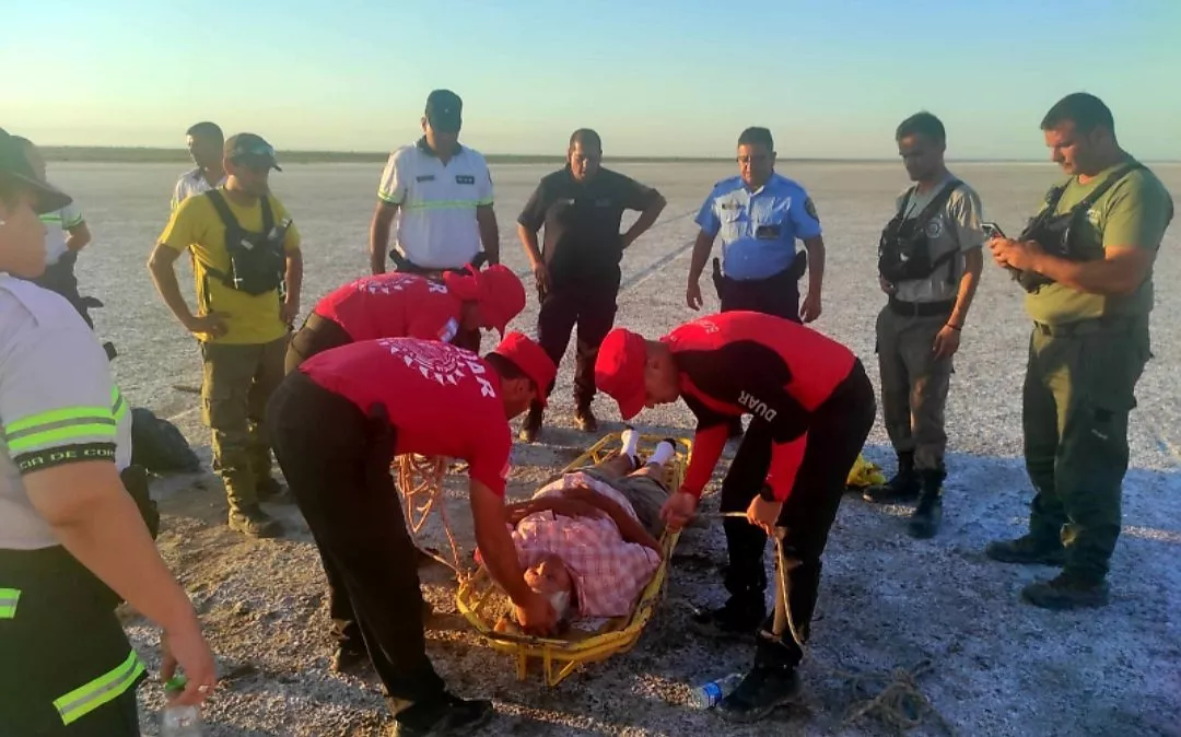 Rescatan a una mujer en las Salinas Grandes (Foto Leo Guevara)