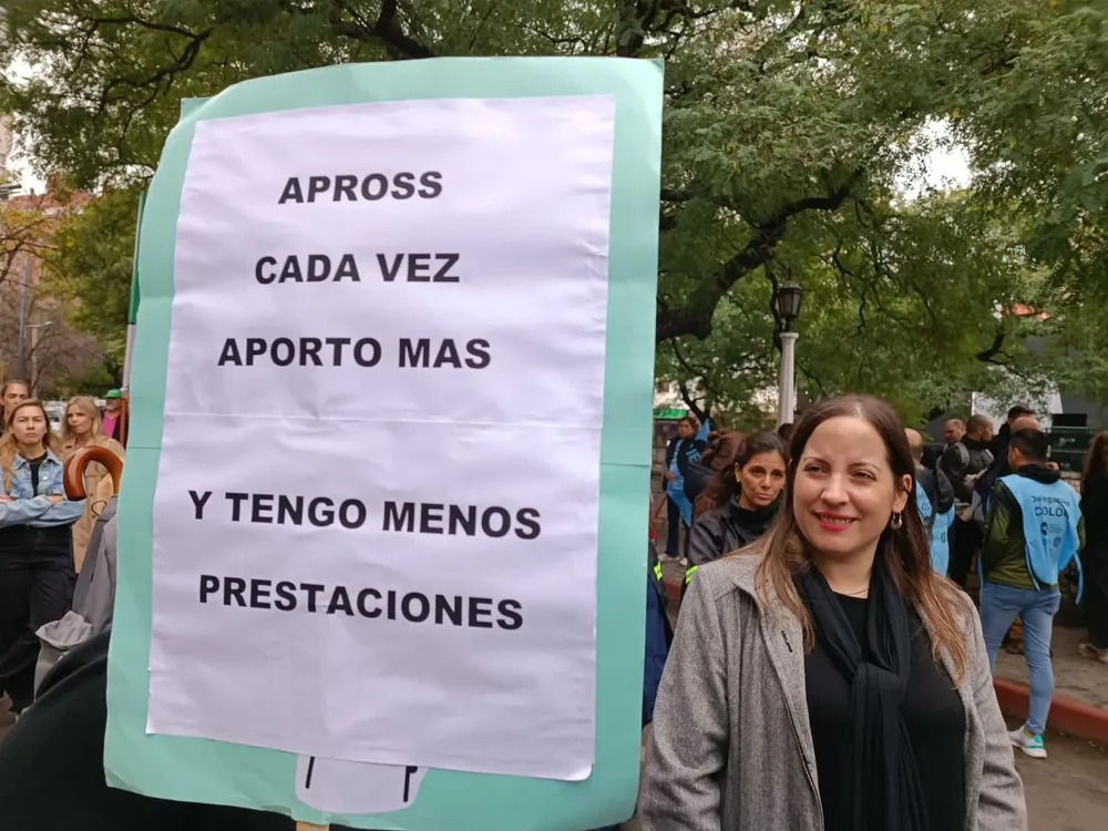 Marcha de gremios estatales al Apross (Miriam Campos LNM)