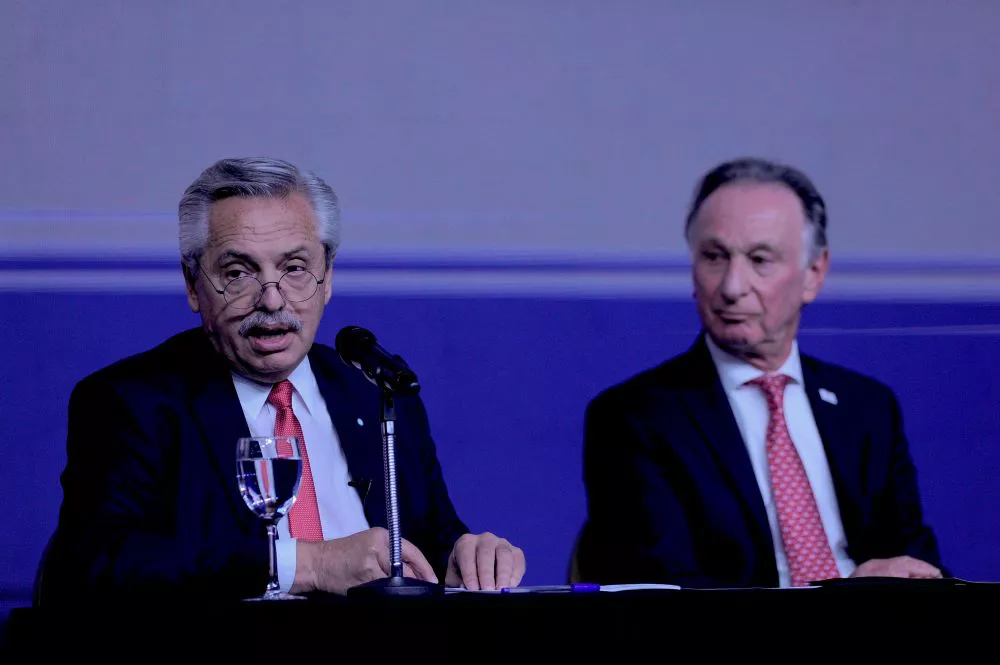 Fernández con empresarios de la construc. by Télam