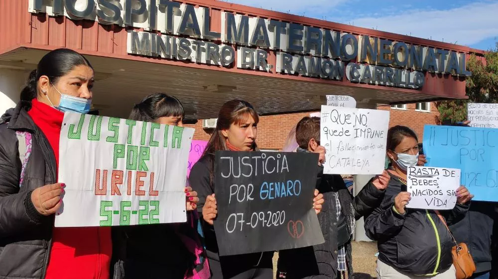 reclamo familiares bebés fallecidos Neonatal by Miriam Campos