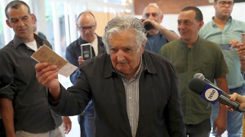 Mujica votó en Montevideo y pidió “seguir luchando por un paisito mejor”