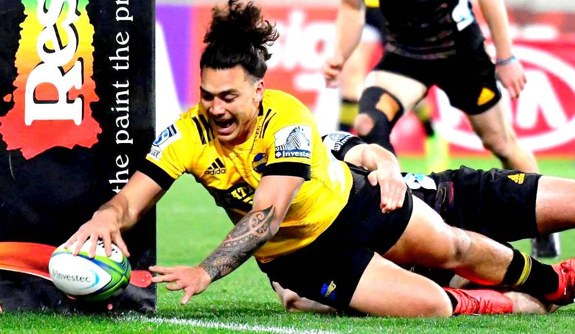 El centro Peter Umaga-Jensen marca para los Hurricanes tras pase de TJ Perenara contra los Chiefs.
