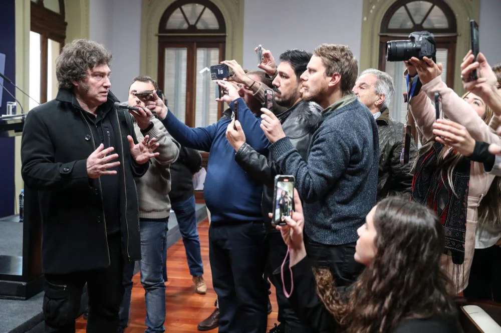 MIlei con periodistas