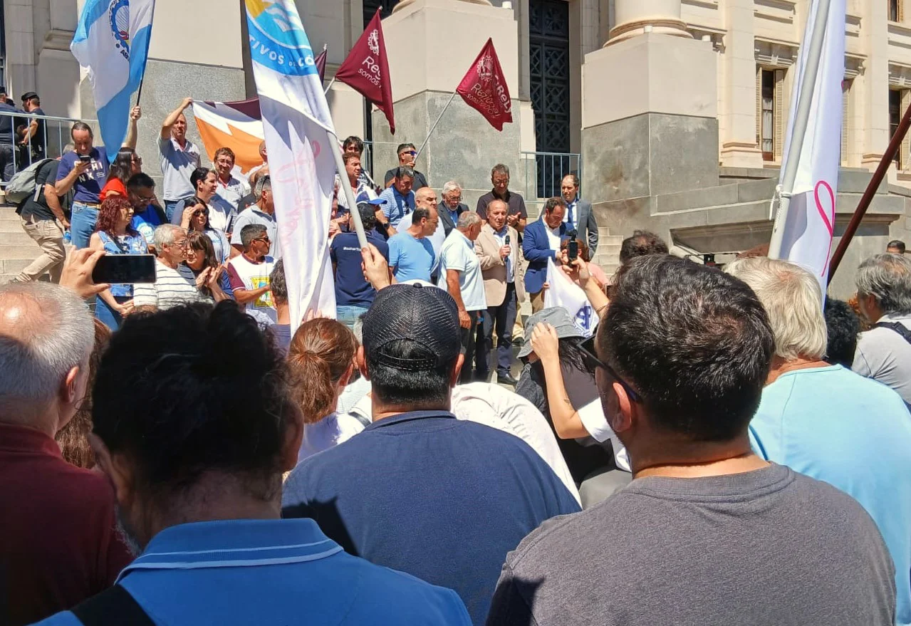 Presentación en Tribunales de amparo colectivo de aportantes a la Caja de Jubilaciones (Miguel Apontes)