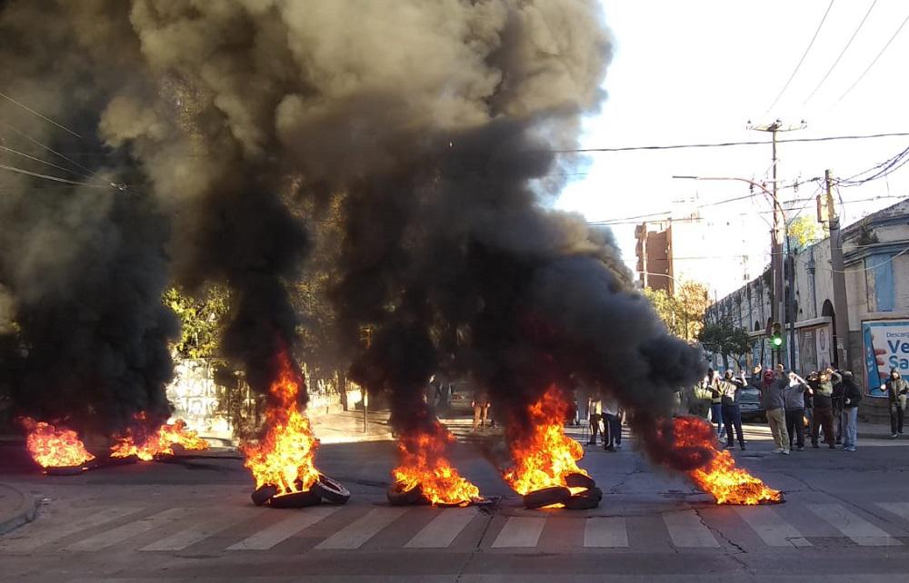 quema de cubiertas Suoem 2 Policía de Tránsito by gentileza