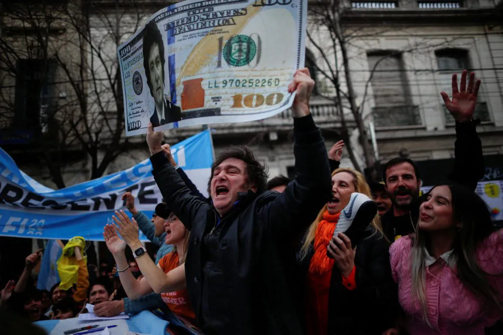 milei dolarizacion reuters