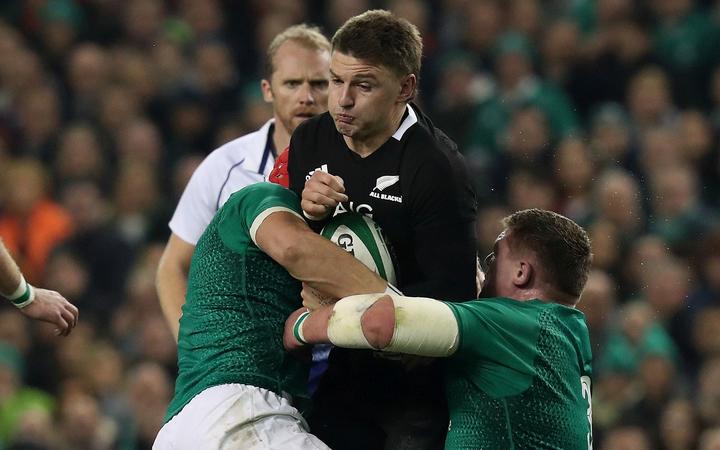 Full back Beauden Barrett rodeado de irlandeses en desafío infinito