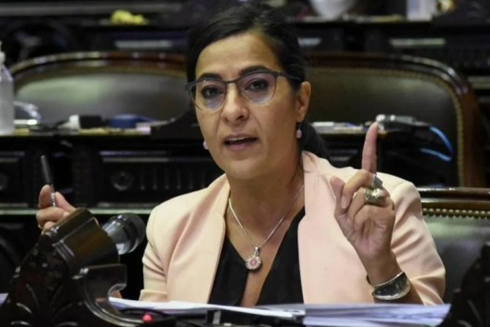 Carolina-Moises El Parlamentario
