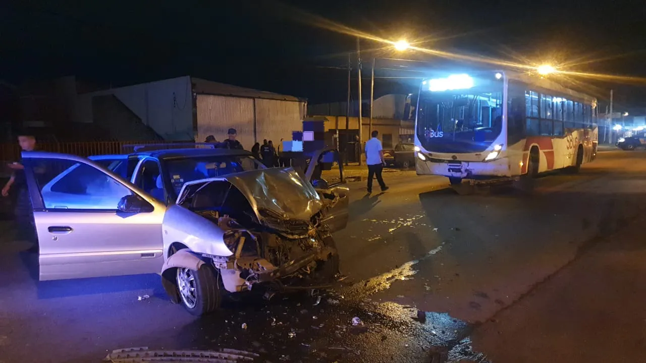 Choque de colectivo y auto en Avenida Japón (Policía)
